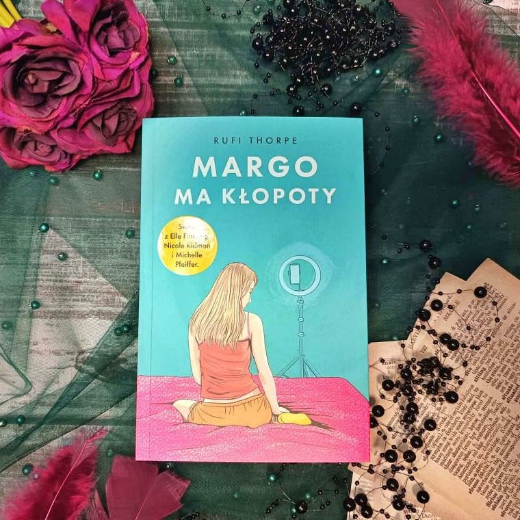 Witaj w świecie, który oceni każdy twój krok, zanim ty skończysz stawiać stopę na ziemi. Wstrzymujesz oddech, czekasz na reakcje innych, a może już teraz w głowie pojawia ci się gotowa wizja z napisem co powiedzą bliscy, obcy, każdy człowiek. Zwykła codzienność naznaczona jest tym, jak społeczeństwo odbierze twój ruch, a co jeśli faktycznie zmagasz się ze swoimi demonami i panicznie szukasz rozwiązania, które nie zaboli nikogo? Margo ma kłopoty i otwiera przeróżne drzwi, by uciec spod ostrza noża. A ty, oceniłeś już jej działania?

Margo ma kłopoty.

Wiecie jak, tak naprawdę książki trafiają do czytelników? Niczym magnes przyciągają do siebie tych, co odkryją w nich należytą dozę głębi. Ty myślisz, że to przypadek...książka, zawsze trafia tam, gdzie powinna. Margo ma kłopoty skusiło mnie okładką i opisem, który sprawił, że w mojej głowie pojawiły się już pewne wnioski. Czy były adekwatne do tego, co zafundowała mi autorka?
#gorzkaczekolada #margomakłopoty #martawsrodksiazek #rufithorpe