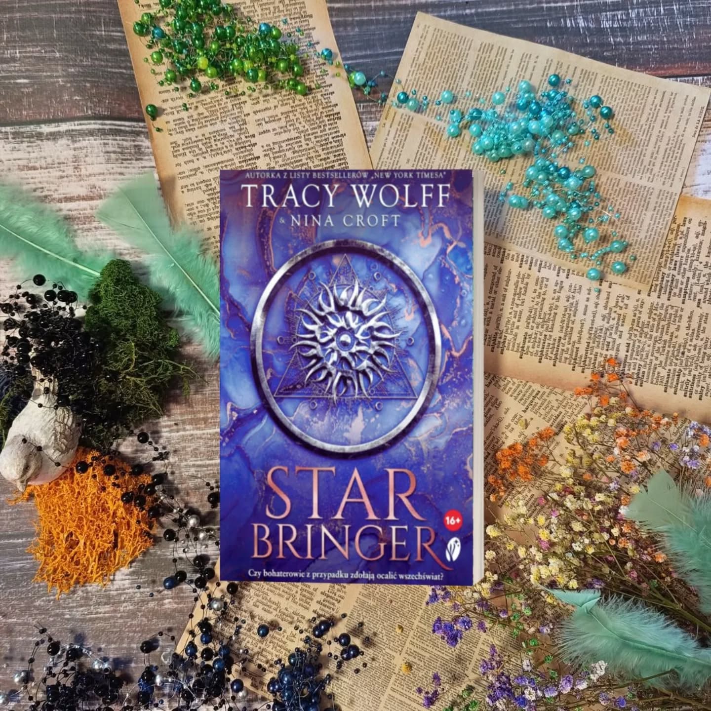 Gdy na horyzoncie jawi się wizja umierającego słońca, wszechświat rozgląda się za bohaterami, którzy mogą ocalić istnienia w całej galaktyce. Podobno każdy może być super bohaterem. Lub po prostu być sobą i liczyć, że się uda...przetrwać i przy okazji kogoś uratować. Star Bringer to siedmioro totalnych wykolejeńców, rozpadający się statek i dużo picia. Co może się nie udać?

Star Bringer

Podobno czas i miejsce nie zawsze są odpowiednie. Jedna zła decyzja i nagle niesiesz na barkach cały świat, a twoje towarzystwo to zlepek przypadkowych nieznajomych. Księżniczka, kapłanka, więźniarka, strażnik, kretyn, oszust i dupek dowódca to niezwykle odklejona ekipa, która naraziła się wielu nacjom i ogólnie rzecz biorąc nic sobie z tego nie robi. Czy ich podejście da się zmienić? Kradzież tego kosmicznego rupiecia było lepszą opcją niż śmierć w płomieniach. Tylko czy zamknięcie z obcymi, pełnymi sekretów wyjdzie ci na dobre?

#storylight #papierowemotyle #martawsrodksiazek #starbringer #sciencefiction