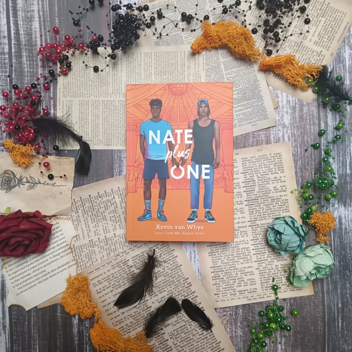 Niech pierwszy rzuci kamień ten, który nigdy po rozstaniu nie trafił z byłym na jedną imprezę. Czasem wizja takiego spotkania staje się motorem zmian, które mogą wiele zmienić w życiu. Trzeba tylko wziąć oddech i przetrwać to starcie prawda? Nate plus one błyszczy na zaproszeniu, a lista zaproszonych gości zawiera to jedno imię, którego widzieć nie chcesz. Czy wzajemna pomoc obcych sobie osób może dobrze się skończyć?

Nate Plus One

Nate to nieśmiały chłopak, który ma spory talent do pisania tekstów i śpiewu. Jego plany na wakacje są jasne. Ślub kuzyna w RPA, na który ma jechać z mamą. Niestety plany rodzicielki się zmieniają, a chłopak musi zmierzyć się z uroczystością i byłym partnerem w pojedynkę. Na szczęście na horyzoncie pojawia się ktoś, kto będzie w stanie pomóc Nate'owi. Jai Patel to typowy licealny crash. Bóg rocka z rozpadającym się zespołem potrzebuje wokalisty, gdyż poprzedni odszedł tuż przed samym prestiżowym konkursem. Ta dwójka postanawia sobie pomóc nawzajem. Czy to się uda?

Wśród wrażeń

Lekka, niewymagająca i przyjemna. To jedna z tych amerykańskich powieści, w których nie warto doszukiwać się głębi i realności. Mimo to czyta się ją szybko, doświadcza wybuchów śmiechu i emocji. Jej siłą jest z pewnością to, że młodzi ludzie mogą się z łatwością utożsamiać z przeżyciami bohaterów. Autor bowiem dba o głębie postaci. Nie zmniejsza to lekkości, o której wspomniałam. Wakacje, nowa relacja i muzyka w tle robią swoje. Chłoniemy klimat, nastoletnie rozterki i sposoby na rozwiązywanie problemów. Czy zawsze trafne? Cóż bycie nastolatkiem ma swoje prawa, niezależnie od orientacji.

#nateplusone #jaguar #martawsrodksiazek #youngadult