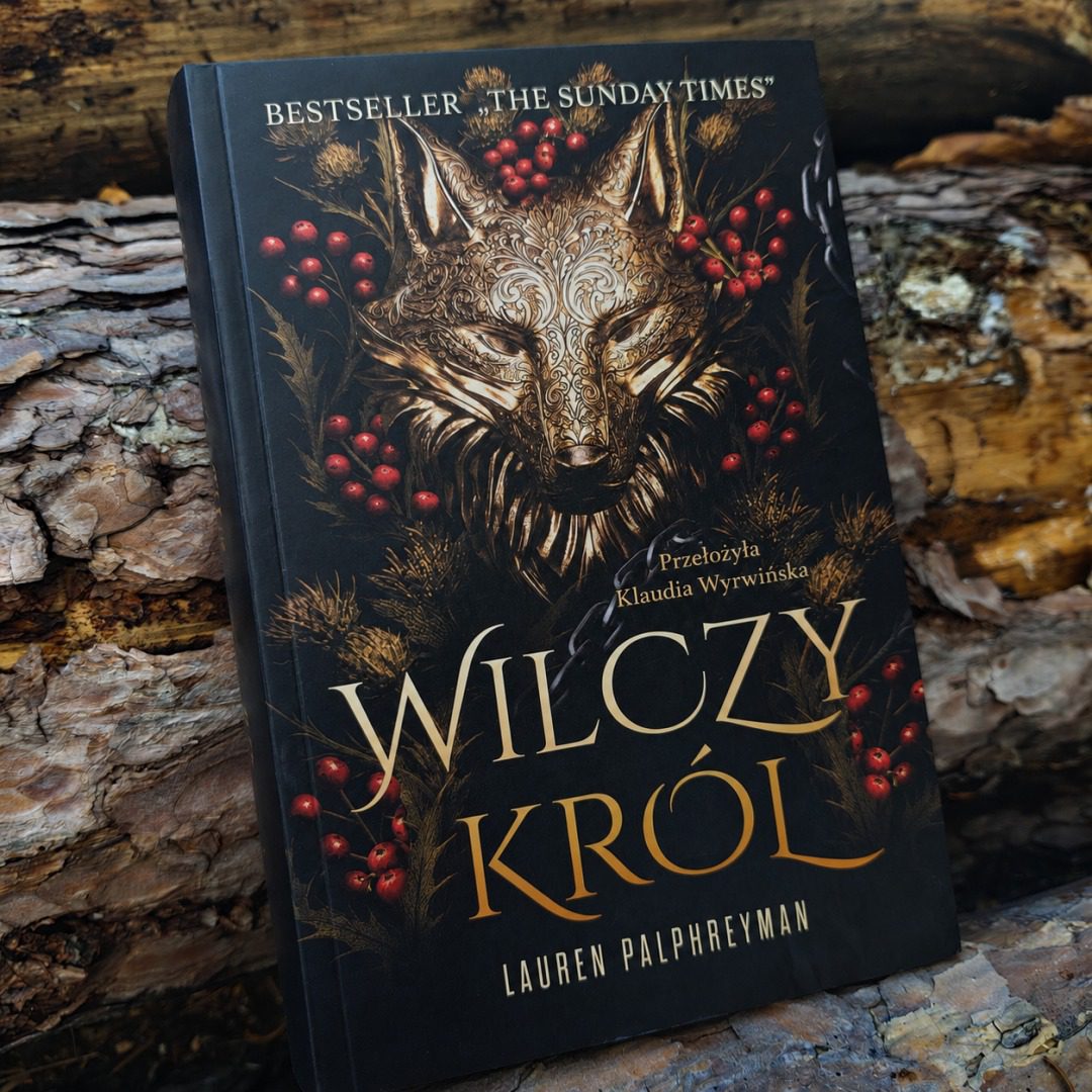 Zdobywanie władzy wymaga poświęcenia. Nikt jednak nie mówił, czyim udziałem ma być ciężar, a czyim czysta władza. Za kulisami męskich pertraktacji znajdziemy bowiem posłuszeństwo i kobiecy czar. Traktowane jak towar i karta przetargowa lub po prostu ładny dodatek do wielkich umów. Księżniczka Aurora jest składnikiem takiej umowy. Uczona przez ojca bycia posłuszną i uroczą, teraz ma wyjść za mąż dla wyższego dobra i zysku.

W przed dzień aranżowanego ślubu dziewczyna zmuszona jest przyglądać się walkom, w których biorą udział schwytane przez jej przyszłego męża wilkołaki. Jeden sprzeciw dziewczyny sprawia, że młody wilkołak uchodzi z życiem, a potężny alfa zwraca na nią uwagę. Ta noc staje się początkiem czegoś, co nie ma prawa się udać. A może jednak?

Wilczy Król

Aurora zostaje porwana w noc przed swoim ślubem. Potężny Alfa zabiera ją w podróż na daleką północ, by stanęła przed obliczem Wilczego króla. Młoda kobieta pragnie uciec przed aranżowanym małżeństwem, ale czy alfa i jego plan to dobra alternatywa? Potwór skrywany pod uśmiechem władzy czy ludowe opowieści o krwiożerczych wilkołakach? Co z tego okaże się prawdą? Ludzka księżniczka trafi wprost w świat wilczych klanów, intryg i przyciągania, na które nie jest gotowa.

#wydawnictwohype #filia #wilczykról #laurenpaphreyman #mwk