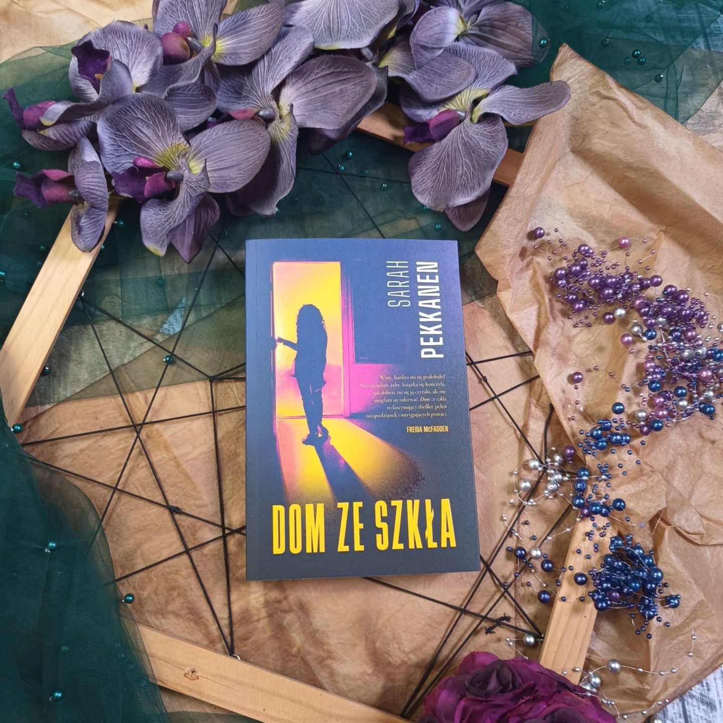 Kłamstwa powtarzane przez wszystkich mają moc. Mieszają w głowie, przykrywają prawdziwe intencje i odciągają nasz umysł od tego, co racjonalne i prawdziwe. Myślisz, że wiesz jak się uchronić, jak wyczuć fałsz i ukryte elementy tej układanki? Wystarczy przepytać każdego, przyjrzeć się reakcjom ludzi i voila, wiesz, kto kłamię i kto jest winny, prawda? Na nic się to zda, gdy przekroczysz dom państwa Barclayów.

Dom ze szkła
Jeden krok, przechodzisz przez próg i stajesz pośrodku domu pełnego tajemnic i plastiku. Atmosfera się zagęszcza z każdą stroną, a niepewność i sieć kłamstw zaciska się na twej szyi. Stella Hudson musi odkryć, kto stoi za śmiercią niani, kogo należy się bać, a kogo chronić. Młoda niania wypada przez okno, a mordercą może być każdy z domowników. Gdzie szukać prawdy? Dom ze szkła niespiesznie oplata czytelnika i daje mu pole do rozważań i poszukiwania poszlak wraz ze Stellą. Klimatyczna, spisana lekkim piórem, a wciąż nadająca ciężar fabule....

#martawsrodksiazek #gorzkaczekolada #domzeszkla #sarahpekkanen