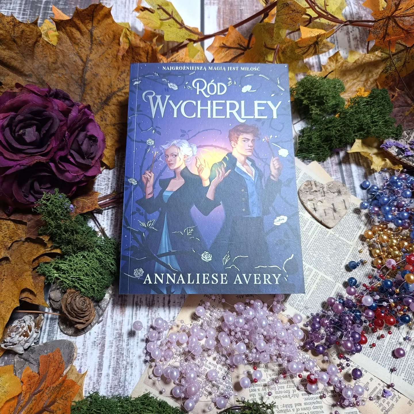 📖❄️ Miałam czytać coś innego, ale @zapatrzonawksiazki  tak zachwalała Ród Wycherley, że nie mogłam się oprzeć. 

#annalieseavery #ródwycherley #mwk #bookworm #wydawnictwowilga