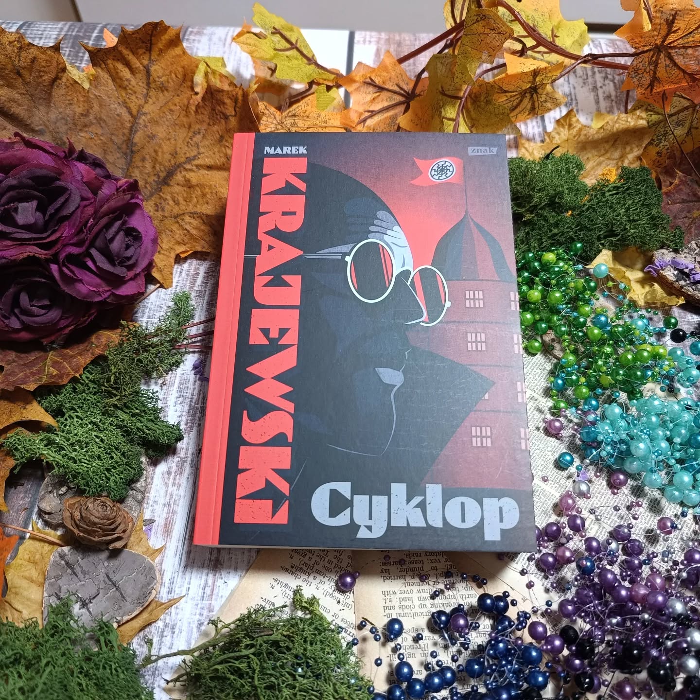 Legendy czasem upadają w blasku nowych bohaterów. Czasem sami odchodzą w cień i tkwią w odrętwieniu, aż do kolejnego zadania, które nie zawsze nadejdzie. Popielski musi porzucić cierpienie i wszelkie załamania i skupić się na infiltracji wroga. Tajemnicza organizacja, która ma pokazać jak wielką siłę i prestiż ma Trzecia Rzesza. Rozpoczynająca się wojna i chore umysły naukowców. Czy Cyklop to godny powrót najsłynniejszego szpiega? Łyssy chce ujawnić nazistowski spisek, tylko czy mu się uda?

Cyklop
Marek Krajewski porywał czytelnika nie raz nie dwa swymi powieściami, zagadkami i spiskami, których rozwiązanie okazywało się nie lada gratką. Sięgnięcie po jego najnowszą powieść Cyklop było więc punktem obowiązkowym dla miłośników pióra autora i stylu bycia Popielskiego. Sporo się tu zadziało i nie zawsze słychać było pochlebne opinie. Przyszedł więc czas by sprawdzić, co skrywa Cyklop.

#martawsrodksiazek #cyklop #znakwydawnictwo #marekkrajewski #kryminał